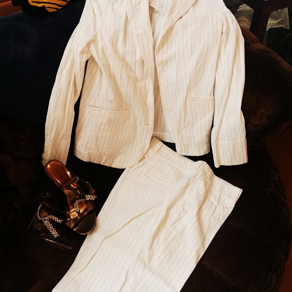 Beautiful tailored jacket and pant set - Picture 1 of 4